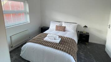 3 kamar tidur, setrika/meja setrika, Wi-Fi gratis, dan seprai linen