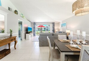 Interior - Upscale 2BR Townhome | Golf, Pools & Lake Views (Palm Beach Gardens)