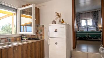 Fridge, stovetop, coffee/tea maker, electric kettle