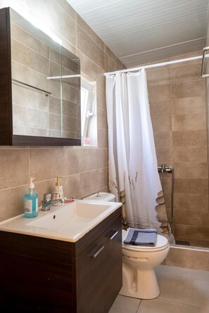 Shower, hair dryer, towels - Holiday Home 'Lydia Guest House - Sea' with Sea View, Private Terrace and Wi-Fi (Palekastron)