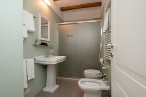 Shower, hair dryer, towels - 'Menta' Room with Shared Garden, Wi-Fi and Air Conditioning (Olle-Viotti)