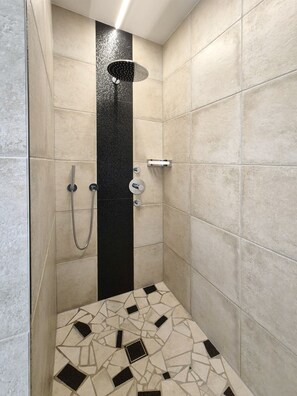 Een douche, een haardroger, handdoeken