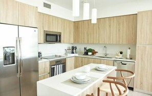 Wasserkocher mit Kaffee-/Teezubehör, Kühlschrank, Mikrowelle, Ofen