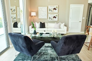Living area - The Urban 2 Bedroom Condo with Free Parking (Miami)