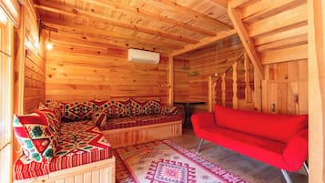 Deluxe Bungalow, Balcony, Garden View | Interior