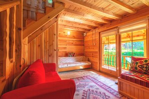 Deluxe-Bungalow, Balkon, Gartenblick | Wohnbereich