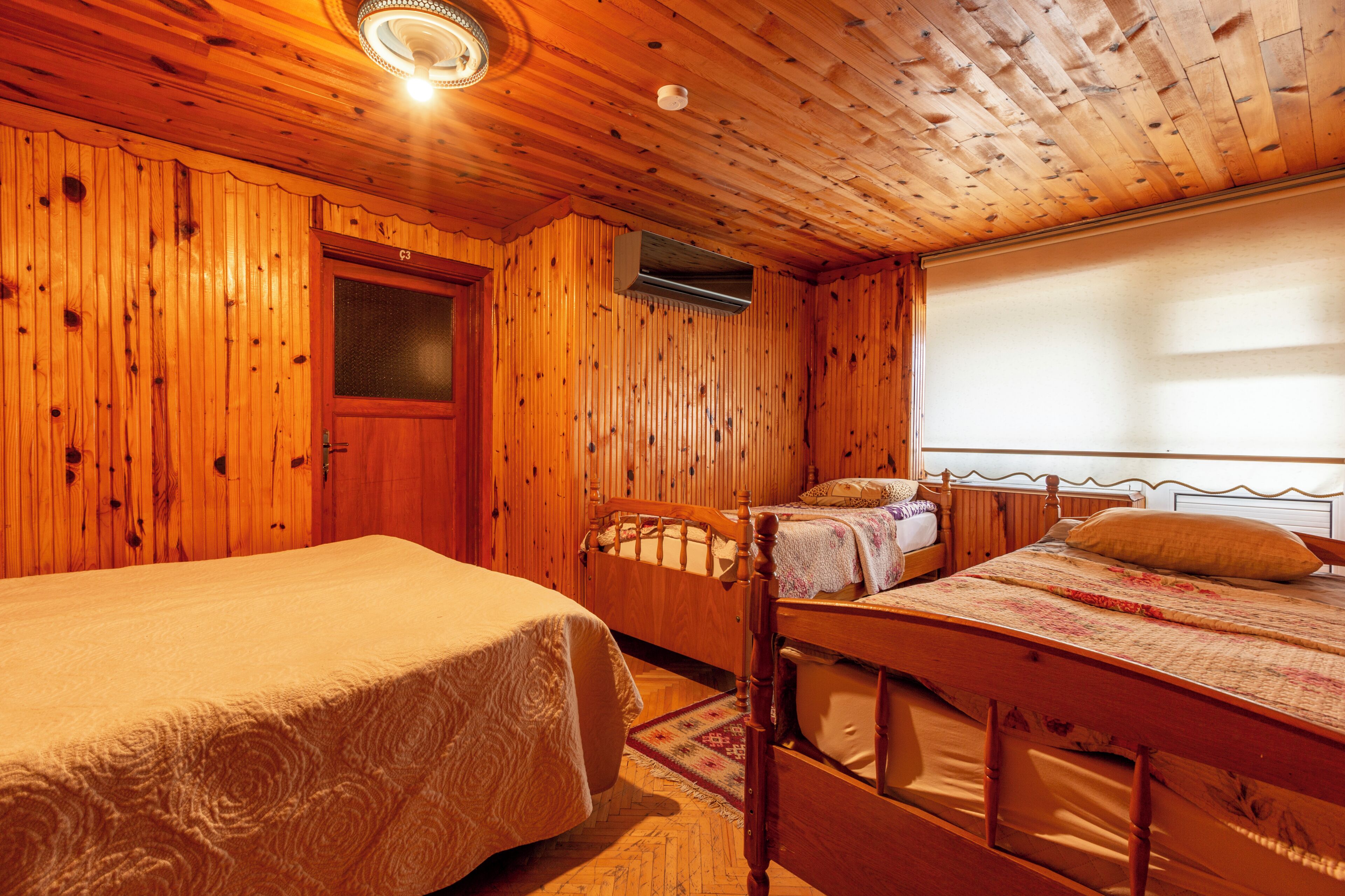 Quarto básico, sacada, vista para o jardim | Wi-Fi de cortesia, roupa de cama