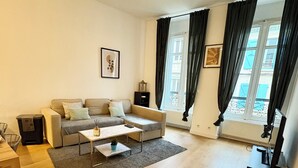 A living room with a sofa, coffee table, and a TV stand. - T3 hyper center near train station (Bourgoin-Jallieu)