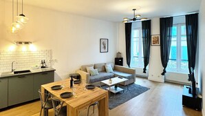 A modern apartment with a dining area, kitchen, and living room. - T3 hyper center near train station (Bourgoin-Jallieu)