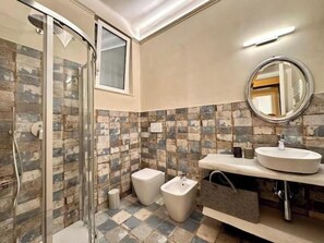 Dutxa, assecador de cabells, bidet i tovalloles 