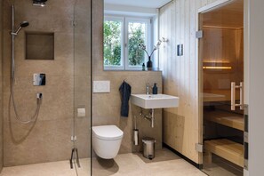 Shower, hair dryer, towels, soap - Vrbo Property (Allensbach)