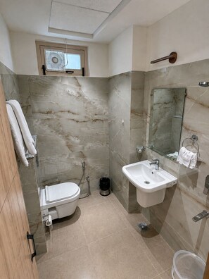 Dusche, Hausschuhe, Handtücher, Seife