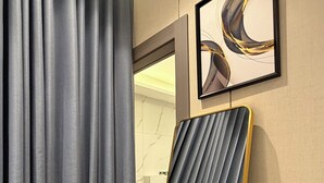 A room with a bed, a bedside table, a mirror, and a window with curtains. - 210 Tara-jre Jabal Al Lweibdeh With Stunning View (Amman)