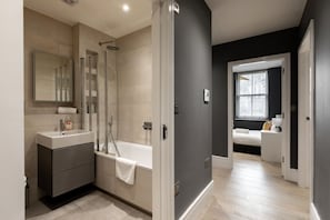 Bathroom - Superb 2 Bedroom Apartments (London)