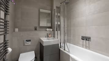Apartemen Deluks | Kamar mandi | Shower, pengering rambut, handuk, dan sabun