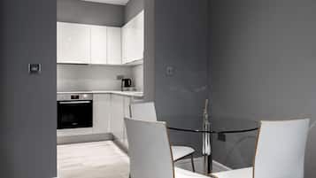 Apartamento Deluxe | Cocina compartida | Frigorífico grande, microondas, horno y placa de cocina