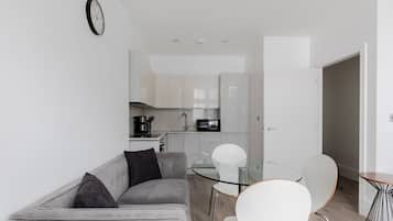 Apartamento conforto | Cozinha privada | Geladeira grande, micro-ondas, fogão, cooktop