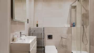 Apartamento conforto | Banheiro | Chuveiro, secador de cabelo, toalhas de banho, sabonete