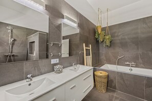 Shower, hair dryer, towels, toilet paper - Casa Koba: luxury villa with private pool and stunning views of Curaçao 🌴 (Grote Berg)