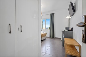 Minibar, escritorio, wifi gratis y ropa de cama