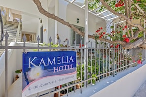 Señal de hotel con información de contacto.