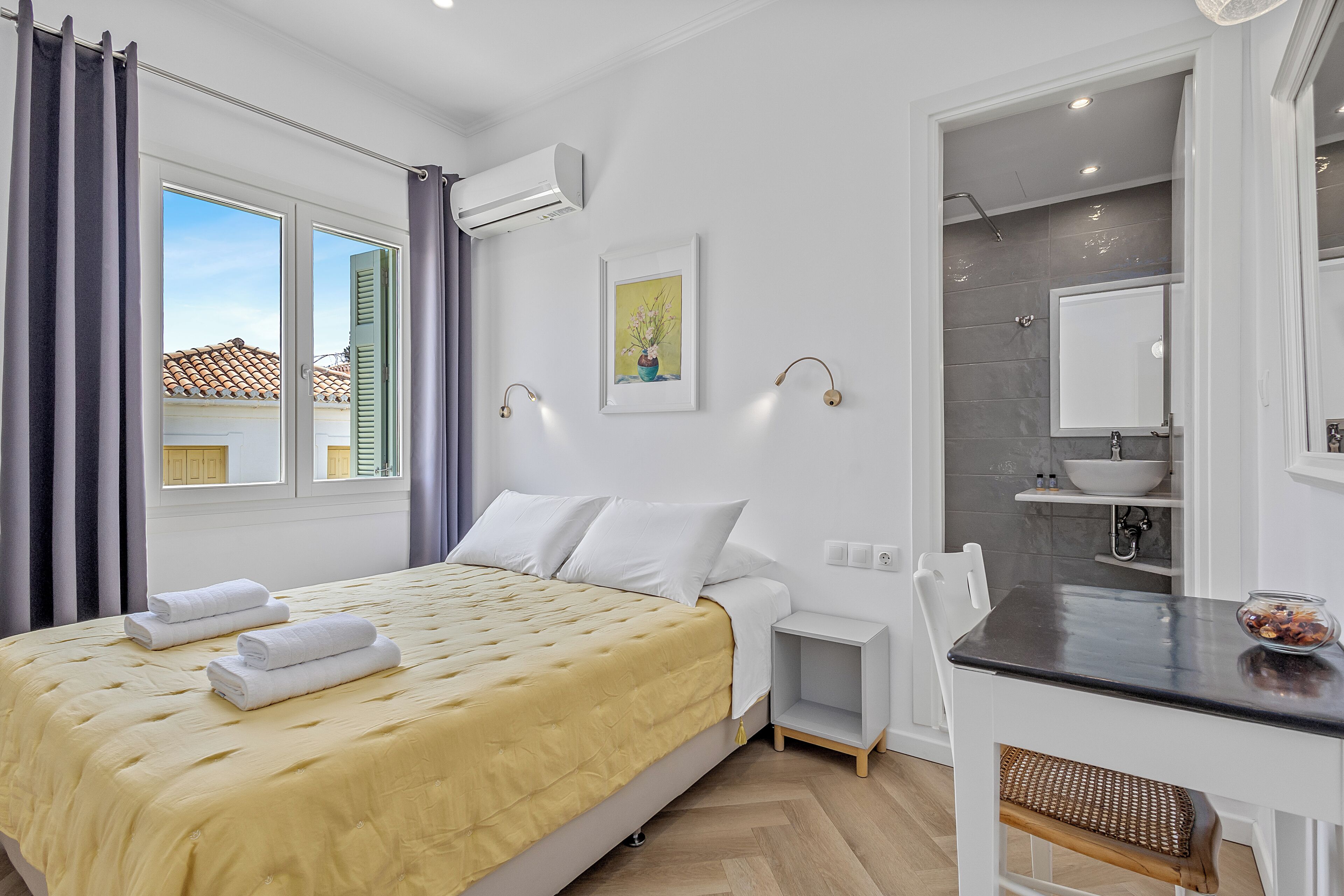Double Room, Garden View | Minibar, desk, free WiFi, bed sheets