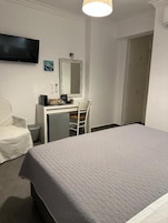 Minibar, escritorio, wifi gratis y ropa de cama