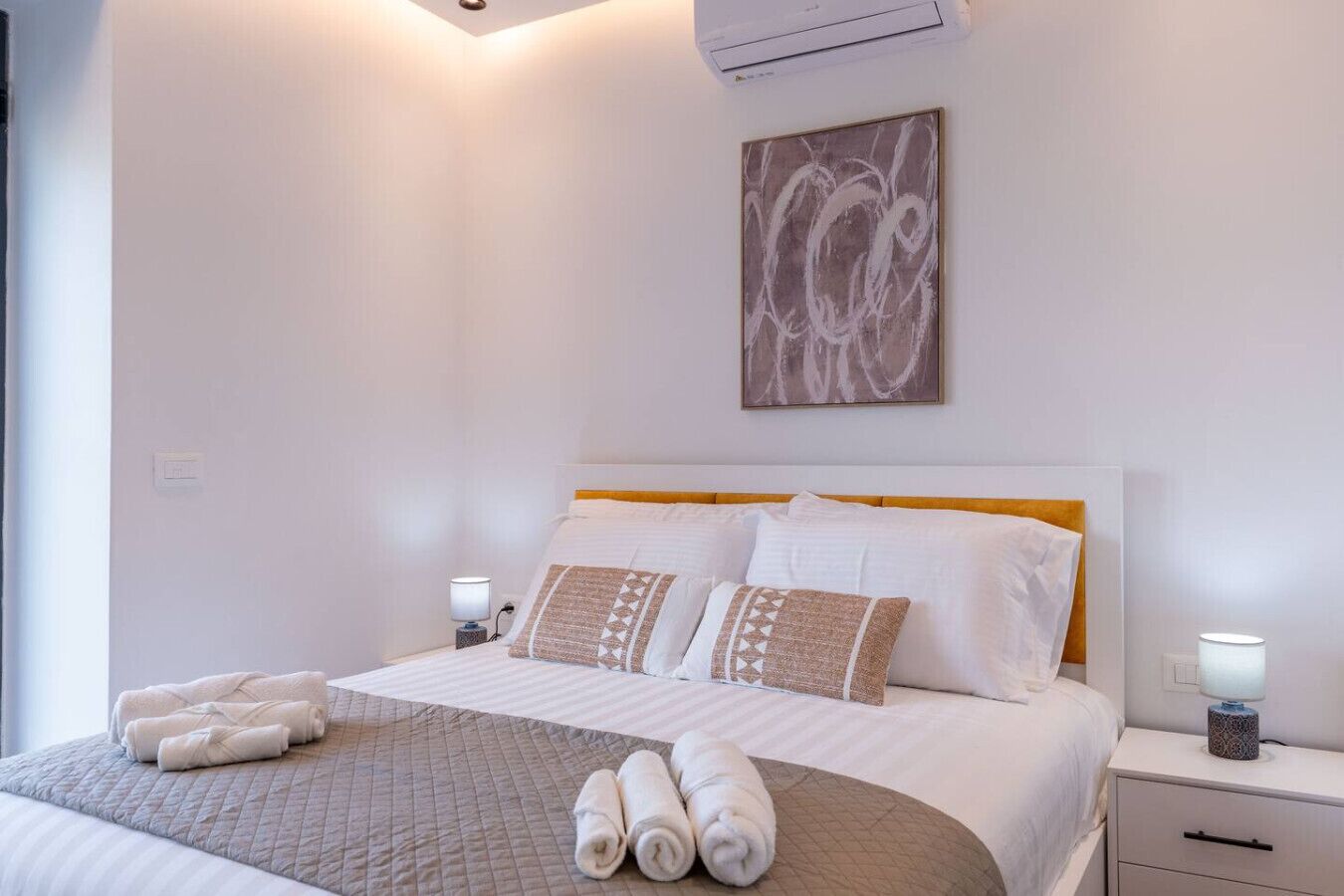 Tabla de planchar con plancha, wifi y ropa de cama 