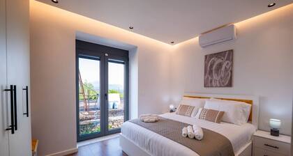 Sunset View Sarandë ⹠Thanasi Villa Retreat
