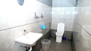 Ein Badezimmer mit Waschbecken, Toilette und Dusche.