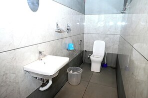 Standard Double Room, Mountain View | Bathroom - Jyothys Bhavan Homestay (Pallivasal)