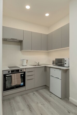 Apartment | Private kitchen | Mini-fridge, microwave, oven, stovetop - Modern Wheatfield Apartment (Edinburgh)