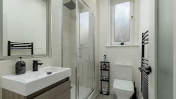 Căn hộ | Phòng tắm | Đồ dùng nhà tắm miễn phí, máy sấy tóc, khăn tắm, xà phòng