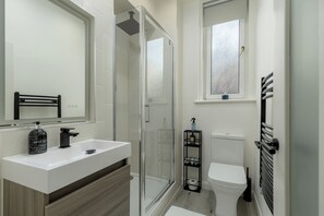 Bathroom - Modern Wheatfield Apartment (Edinburgh)