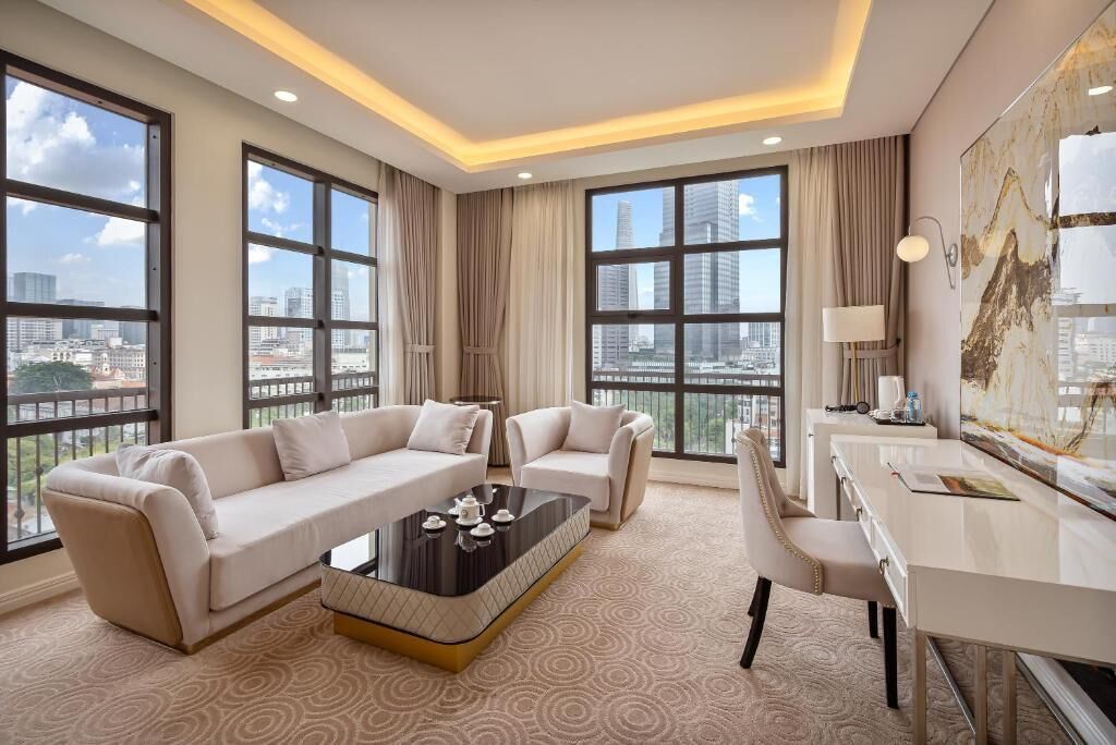 Luxury Suite, City View | Living area