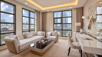 Luxury Suite, City View | Living area