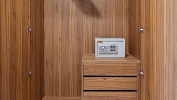 Deluxe Double or Twin Room, City View | Interior