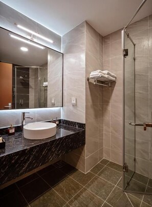 Shower, free toiletries, hair dryer, slippers - Tao Dan Hotel (Ho Chi Minh)