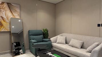 Apartment, 1 Bedroom, Accessible, Smoking | Living room