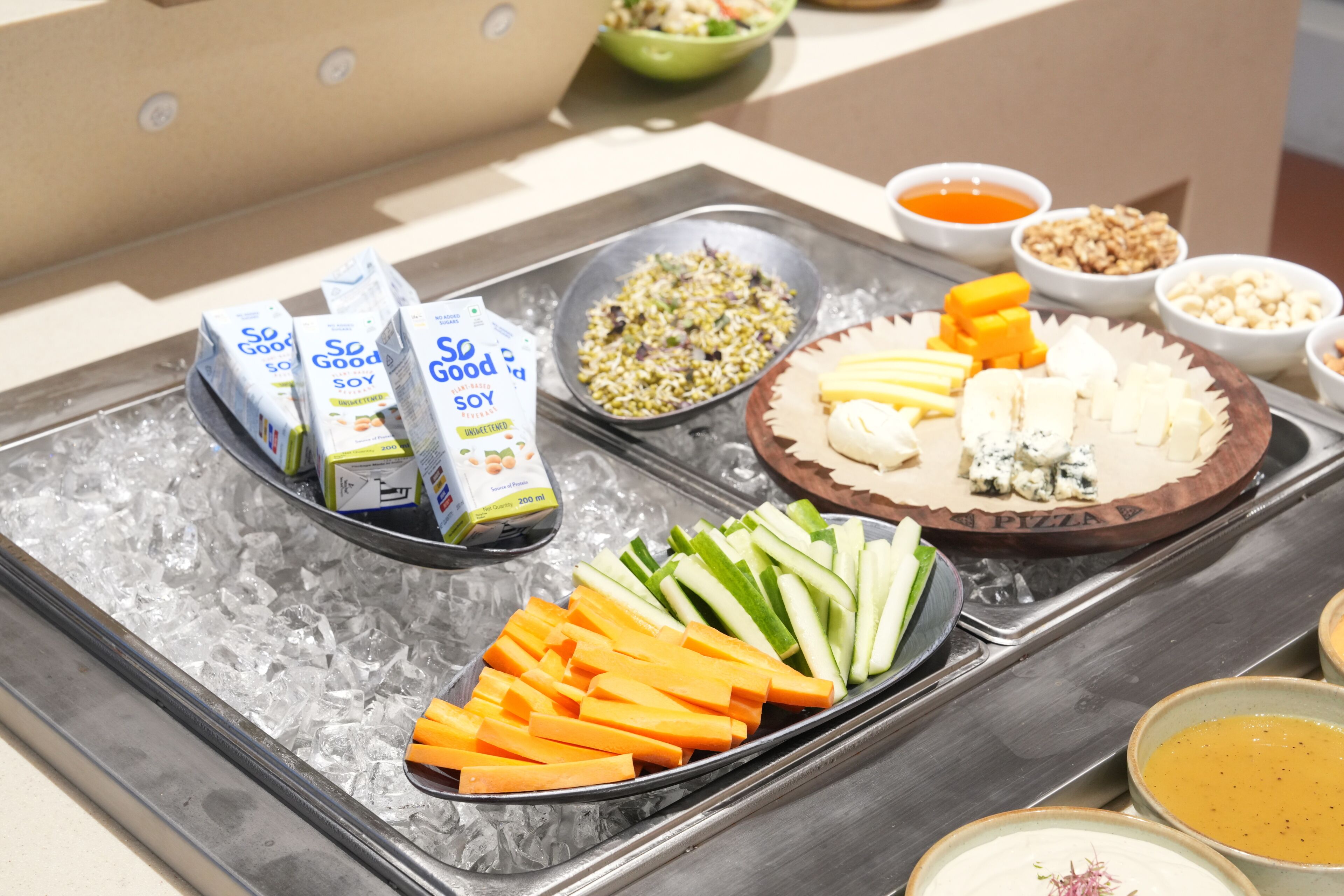 Un plateau de buffet contenant divers aliments et accompagnements.