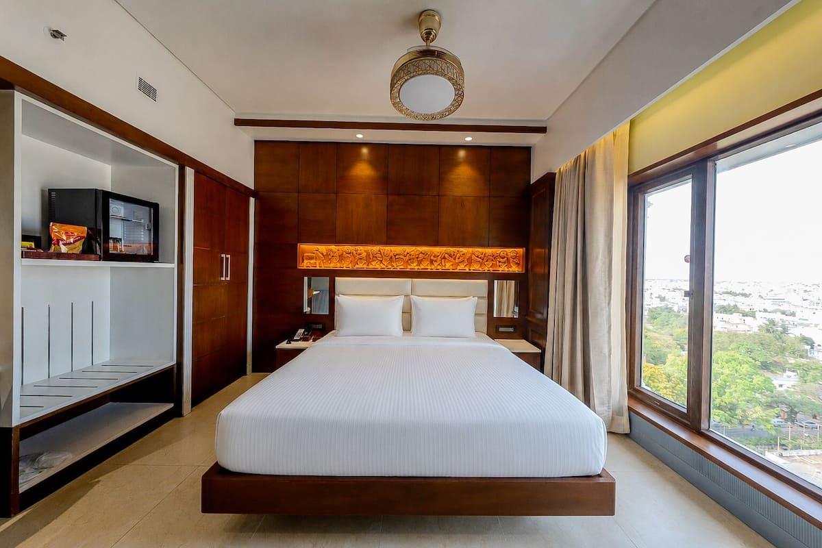 Pillowtop beds, in-room safe, desk, laptop workspace