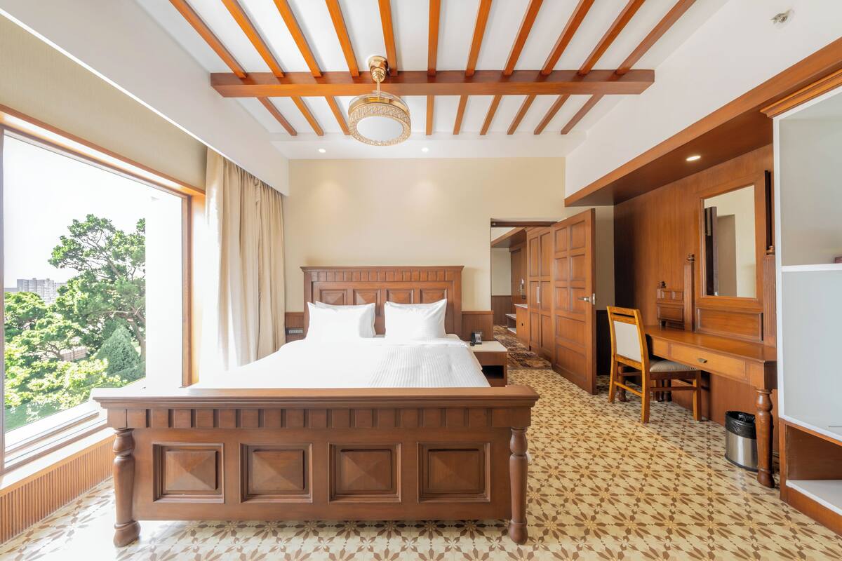 Pillowtop beds, in-room safe, desk, laptop workspace