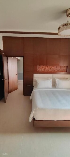 Caja de seguridad en la habitación y tabla de planchar con plancha 