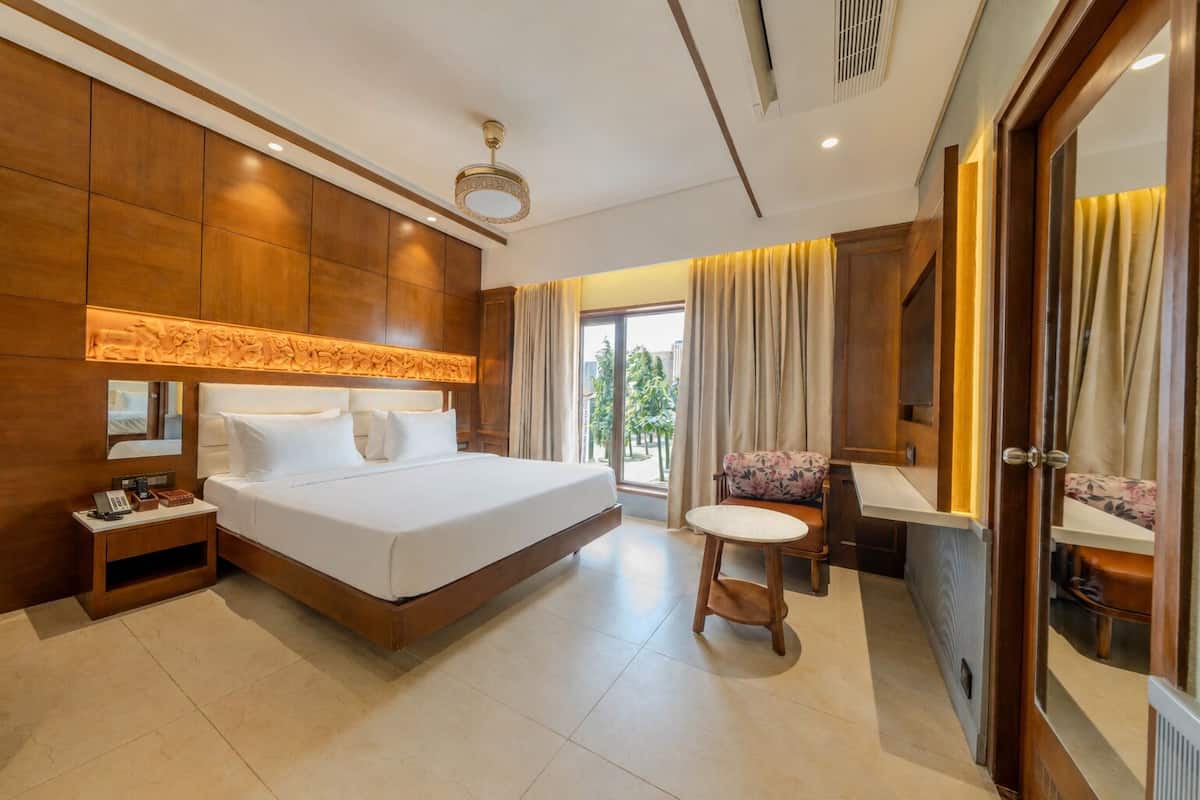 Pillowtop beds, in-room safe, desk, laptop workspace