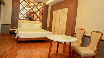 Caja de seguridad en la habitación y tabla de planchar con plancha
