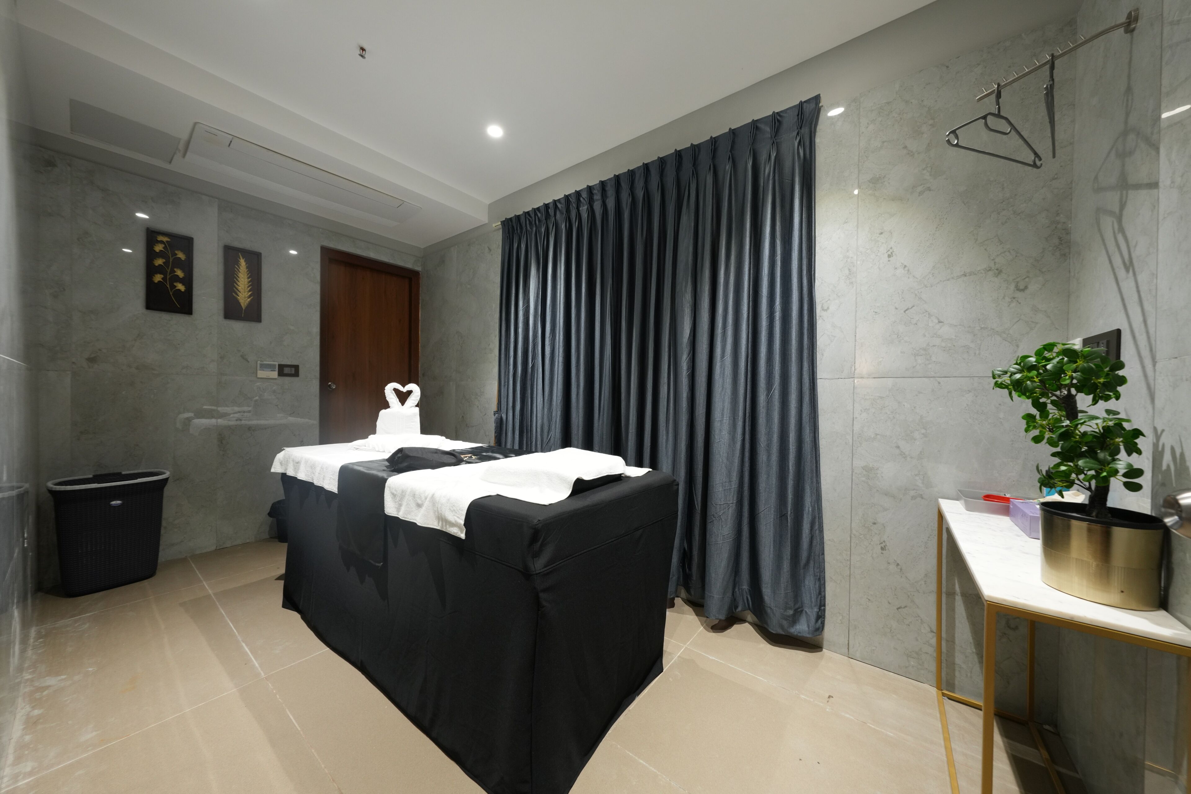 4 treatment rooms