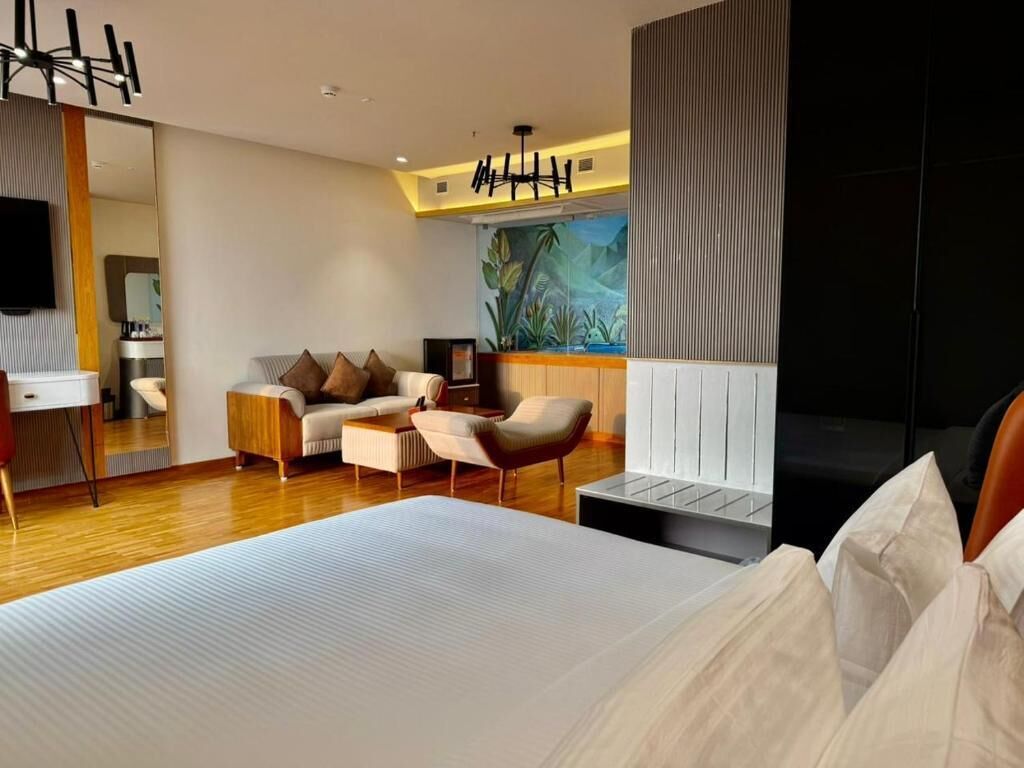 Caja de seguridad en la habitación y tabla de planchar con plancha 