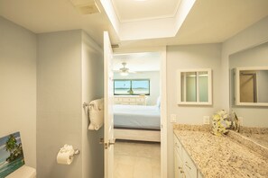 Ein Badezimmer mit Toilette, Handtuchhalter und Toilettenpapierhalter.