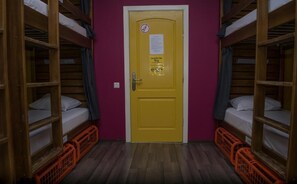 Iron/ironing board, free WiFi - The Naughty Squirrel Backpackers (Riga)