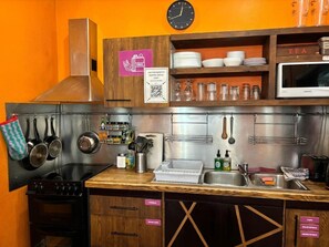 Een koelkast, een magnetron, een oven, een kookplaat